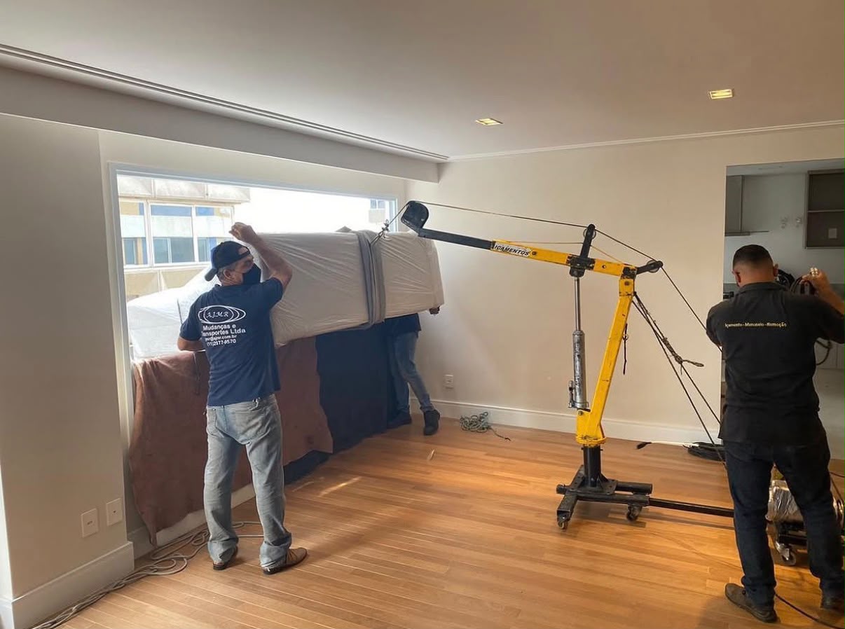 Equipe AJMR realizando içamento de móvel com equipamento